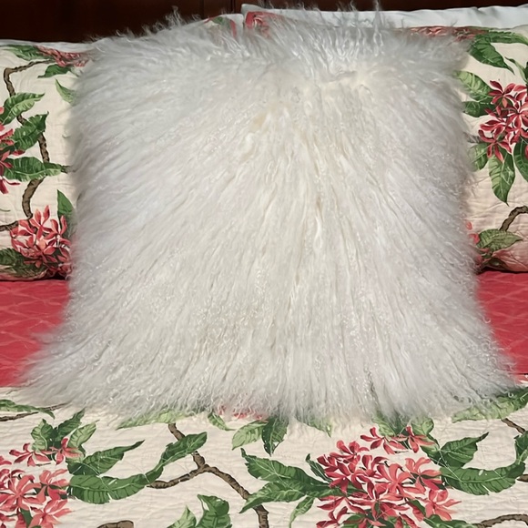 Tibetan Lamb 🐑 Accent Pillow 18 x 18 - Picture 1 of 7